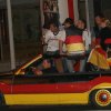 auto in schwarz rot gold lackiert - auch deutsche fans feiern mit